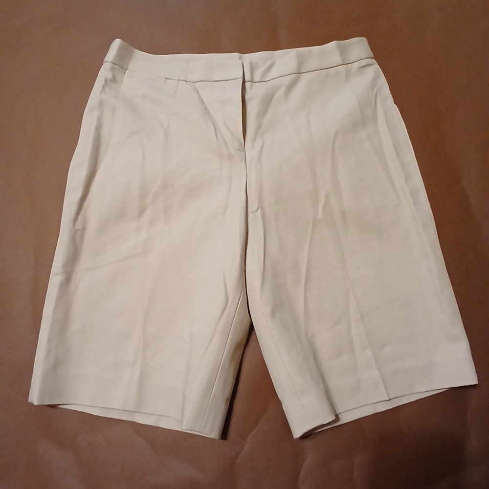 Classic Anne Klein Women 10  beige tailored Bermuda shorts